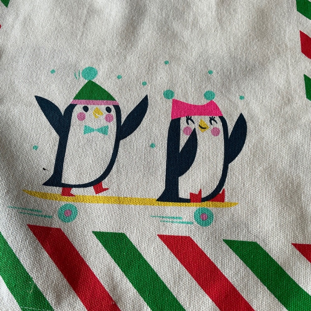 Christmas Table‎ Runner & Placemats Set Holiday Penguins Snowflakes Pom Pom Trim